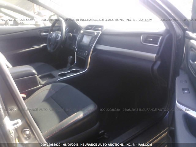 4T1BF1FK2GU193692 - 2016 TOYOTA CAMRY LE/XLE/SE/XSE 灰色 照片 5