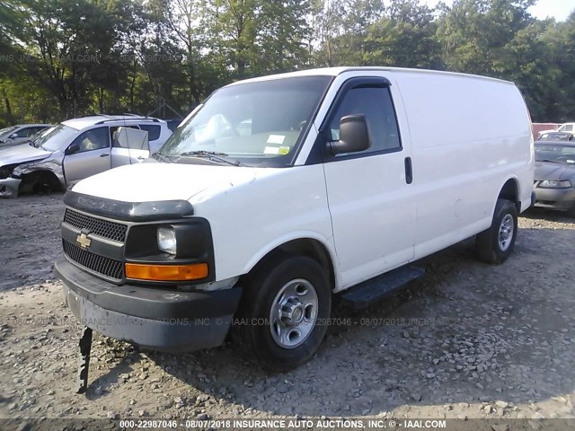 1GCWGFCA2D1112215 - 2013 CHEVROLET EXPRESS G2500  WHITE photo 2