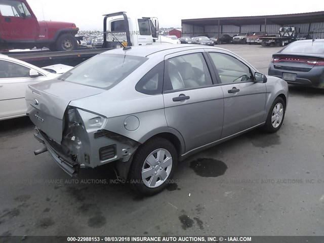 1FAHP34N88W225495 - 2008 FORD FOCUS S/SE GRAY photo 4