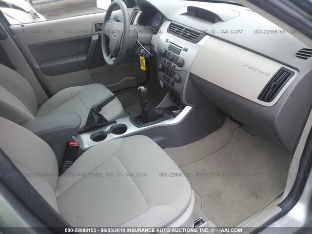 1FAHP34N88W225495 - 2008 FORD FOCUS S/SE GRAY photo 5