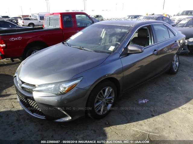 4T1BF1FK0FU986567 - 2015 TOYOTA CAMRY LE/XLE/SE/XSE 灰色 照片 2