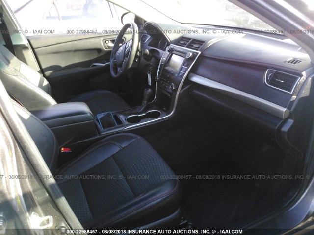 4T1BF1FK0FU986567 - 2015 TOYOTA CAMRY LE/XLE/SE/XSE 灰色 照片 5