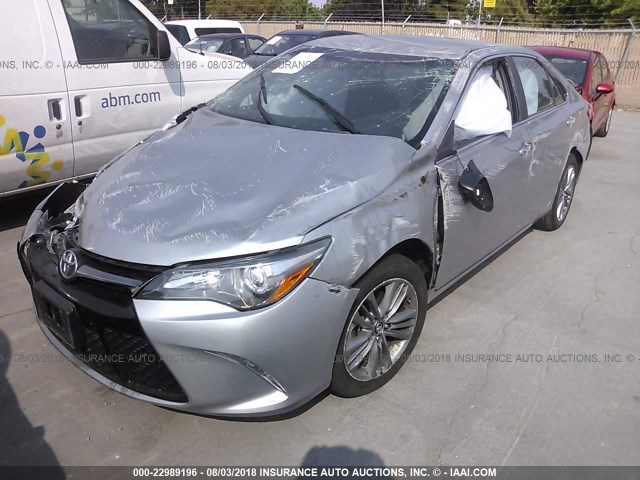 4T1BF1FK2GU223256 - 2016 TOYOTA CAMRY LE/XLE/SE/XSE 银色 照片 2