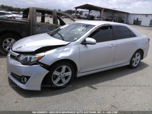 4T1BF1FK1EU377115 - 2014 TOYOTA CAMRY L/SE/LE/XLE 银色 照片 2