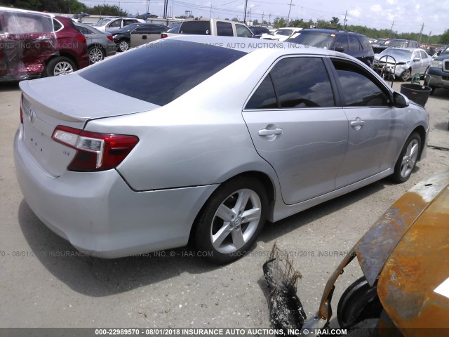 4T1BF1FK1EU377115 - 2014 TOYOTA CAMRY L/SE/LE/XLE 银色 照片 4
