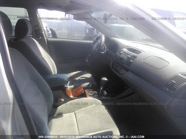 4T1BE30K52U064099 - 2002 TOYOTA CAMRY LE/XLE/SE Gümüş foto 5