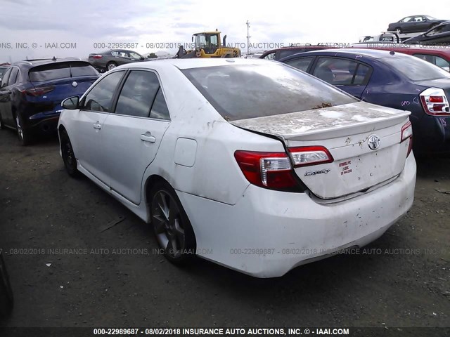 4T1BF1FK2CU627989 - 2012 TOYOTA CAMRY SE/LE/XLE 白色 照片 3