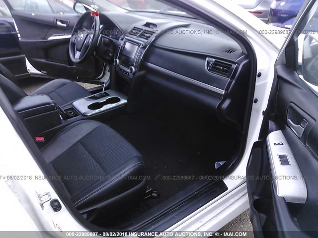 4T1BF1FK2CU627989 - 2012 TOYOTA CAMRY SE/LE/XLE 白色 照片 5