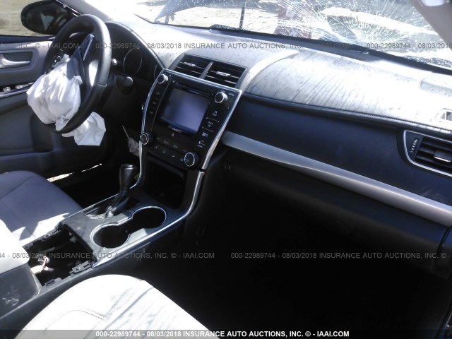 4T1BF1FK4GU116547 - 2016 TOYOTA CAMRY LE/XLE/SE/XSE 黑色 照片 5