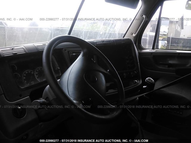 1FUJGLDR1BLAV7346 - 2011 FREIGHTLINER CASCADIA 125  WHITE photo 5