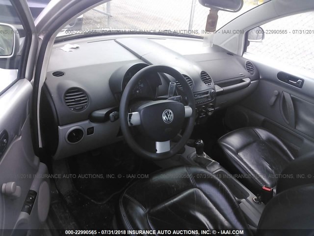 3VWBC21C2YM438867 - 2000 VOLKSWAGEN NEW BEETLE GL 银色 照片 5