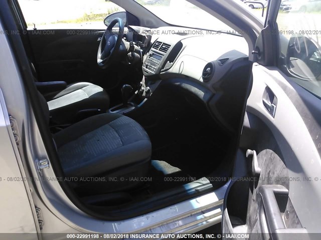 1G1JA5SH7C4113306 - 2012 CHEVROLET SONIC LS 银色 照片 5