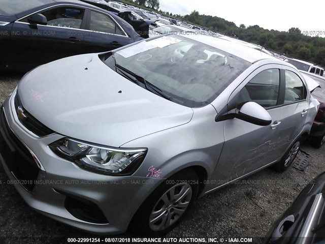 1G1JB5SH2J4116009 - 2018 CHEVROLET SONIC LS 银色 照片 2