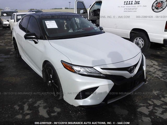 4T1BZ1HK8JU007200 - 2018 TOYOTA CAMRY XSE/XLE WHITE photo 1