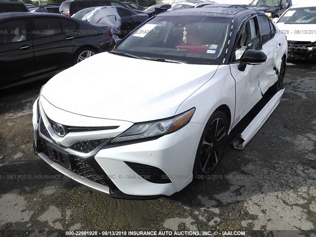 4T1BZ1HK8JU007200 - 2018 TOYOTA CAMRY XSE/XLE WHITE photo 2