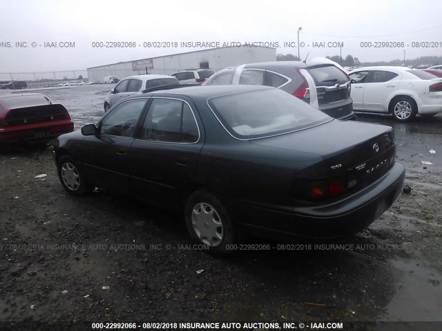 4T1BG12K8TU763577 - 1996 TOYOTA CAMRY DX/LE/XLE GREEN photo 3