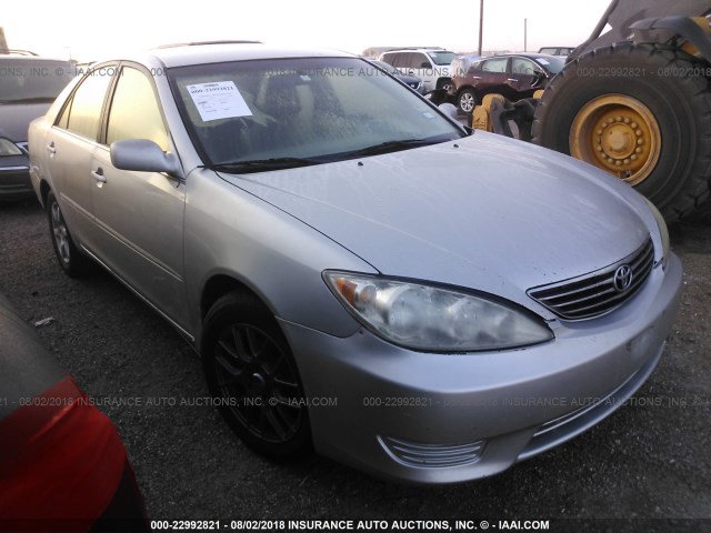 4T1BE32K75U950264 - 2005 TOYOTA CAMRY LE/XLE/SE Gümüş foto 1
