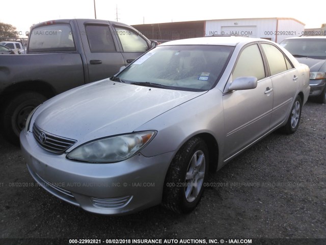 4T1BE32K75U950264 - 2005 TOYOTA CAMRY LE/XLE/SE Gümüş foto 2