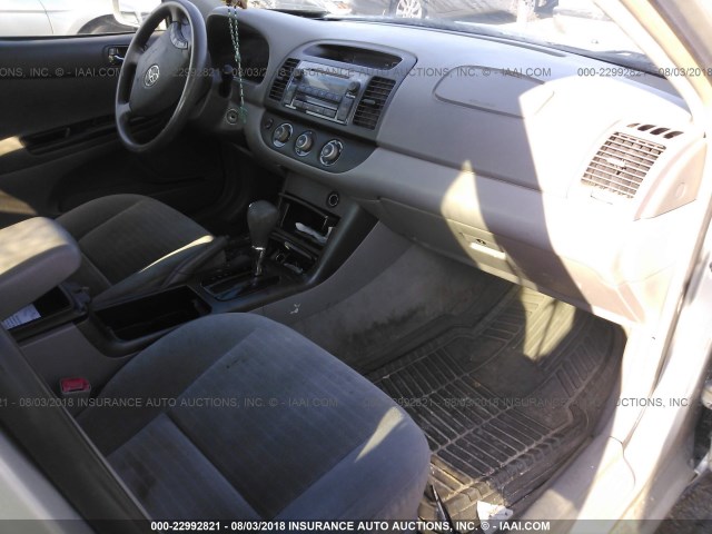 4T1BE32K75U950264 - 2005 TOYOTA CAMRY LE/XLE/SE Gümüş foto 5