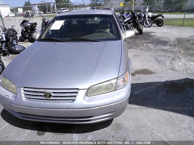 4T1BG22K4WU856686 - 1998 TOYOTA CAMRY CE/LE/XLE 棕色 照片 6