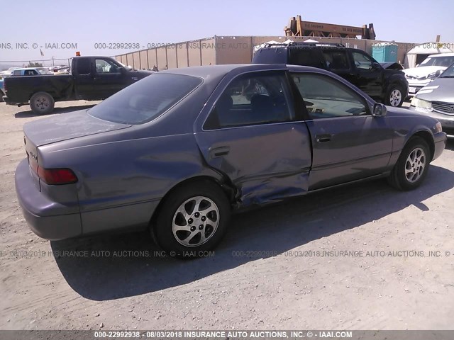 JT2BG22K5V0088848 - 1997 TOYOTA CAMRY LE/XLE GRAY photo 4