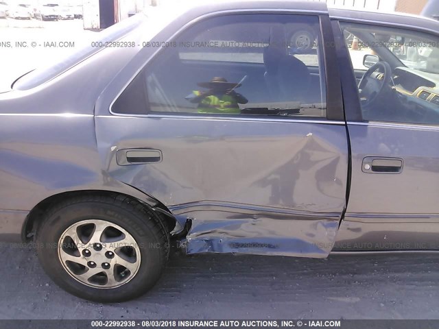 JT2BG22K5V0088848 - 1997 TOYOTA CAMRY LE/XLE GRAY photo 6