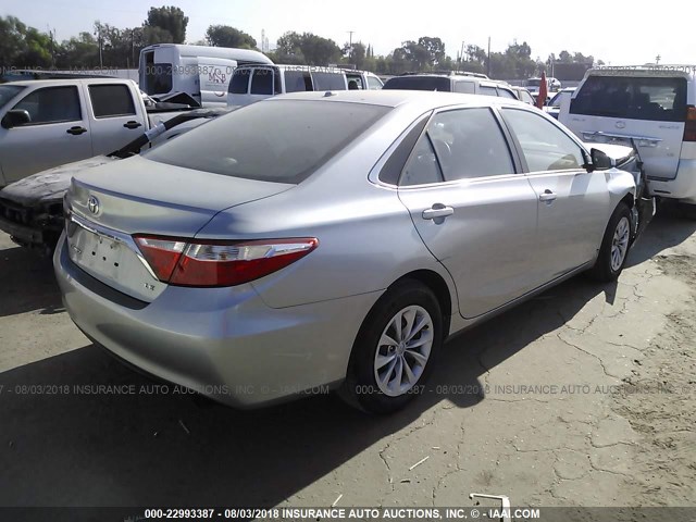 4T1BF1FK7HU409554 - 2017 TOYOTA CAMRY LE/XLE/SE/XSE SILVER photo 4
