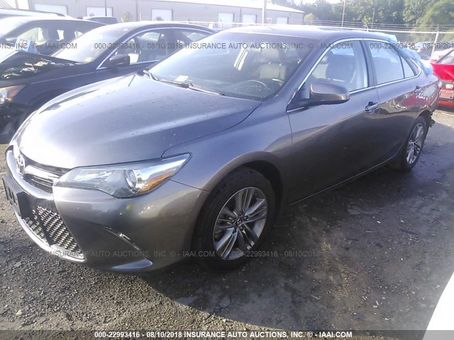 4T1BF1FK3HU345111 - 2017 TOYOTA CAMRY LE/XLE/SE/XSE GRAY photo 2