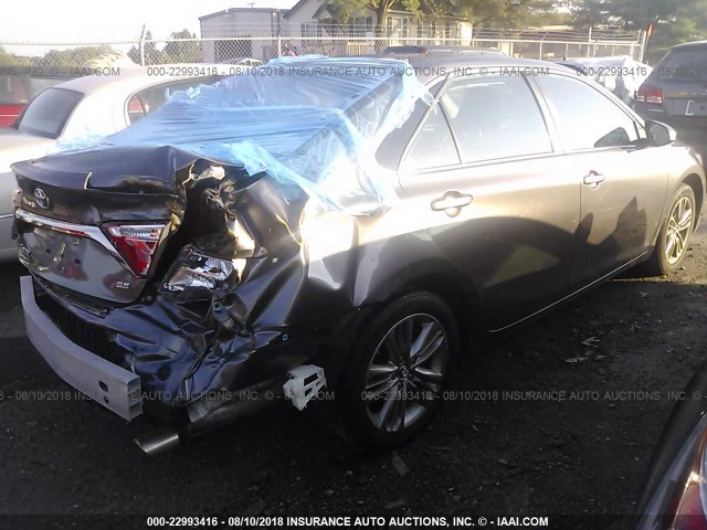 4T1BF1FK3HU345111 - 2017 TOYOTA CAMRY LE/XLE/SE/XSE GRAY photo 4