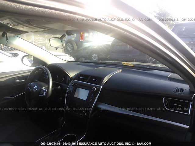 4T1BF1FK3HU345111 - 2017 TOYOTA CAMRY LE/XLE/SE/XSE GRAY photo 5