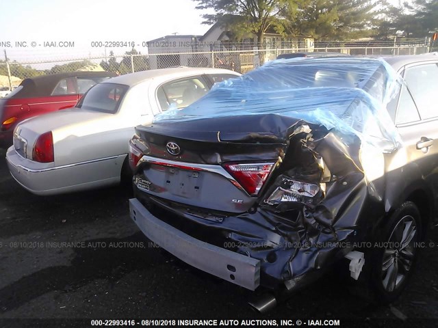 4T1BF1FK3HU345111 - 2017 TOYOTA CAMRY LE/XLE/SE/XSE GRAY photo 6