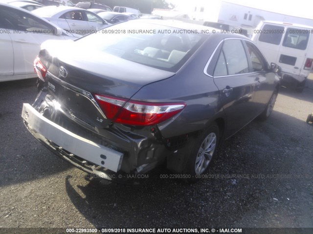 4T1BF1FK6HU421484 - 2017 TOYOTA CAMRY LE/XLE/SE/XSE GRAY photo 4