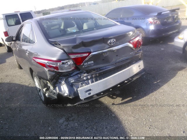 4T1BF1FK6HU421484 - 2017 TOYOTA CAMRY LE/XLE/SE/XSE GRAY photo 6