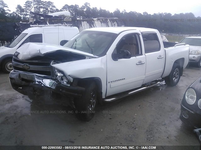 2GCEC13C271640623 - 2007 CHEVROLET SILVERADO C1500 CREW CAB WHITE photo 2