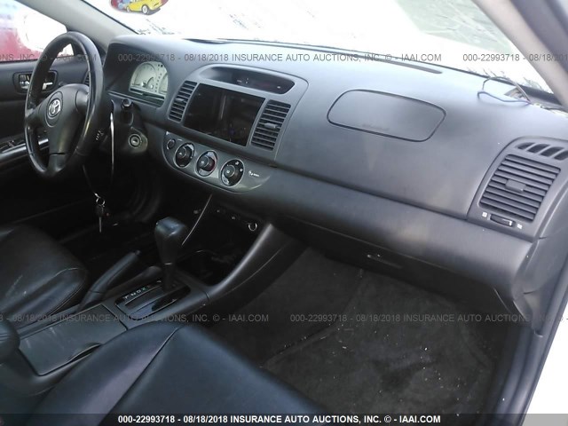 4T1BF30K42U504052 - 2002 TOYOTA CAMRY LE/XLE/SE 白色 照片 5