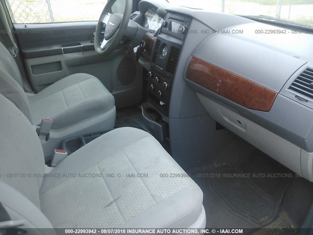 2A8HR44H18R607468 - 2008 CHRYSLER TOWN & COUNTRY LX SILVER photo 5