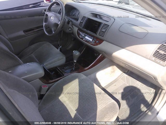 JTDBE30K930176773 - 2003 TOYOTA CAMRY LE/XLE 金色 照片 5