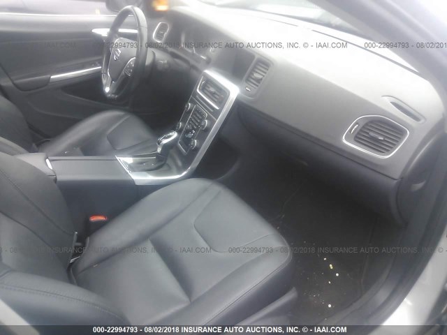 YV126MFB0F1315739 - 2015 VOLVO S60 PREMIER SILVER photo 5