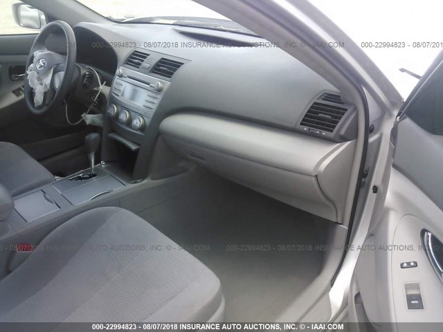 4T1BF3EK5BU680472 - 2011 TOYOTA CAMRY SE/LE/XLE SILVER photo 5
