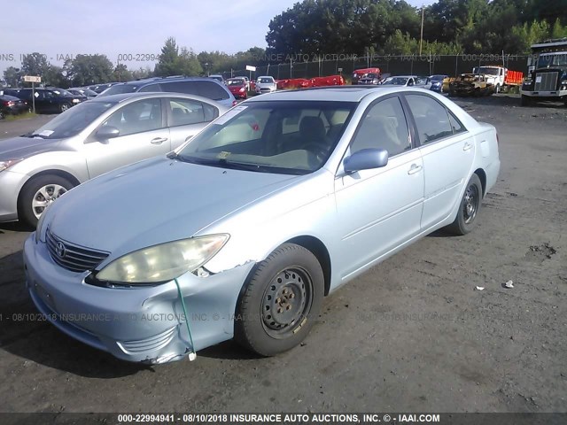 4T1BE32K15U557117 - 2005 TOYOTA CAMRY LE/XLE/SE 浅蓝色 照片 2