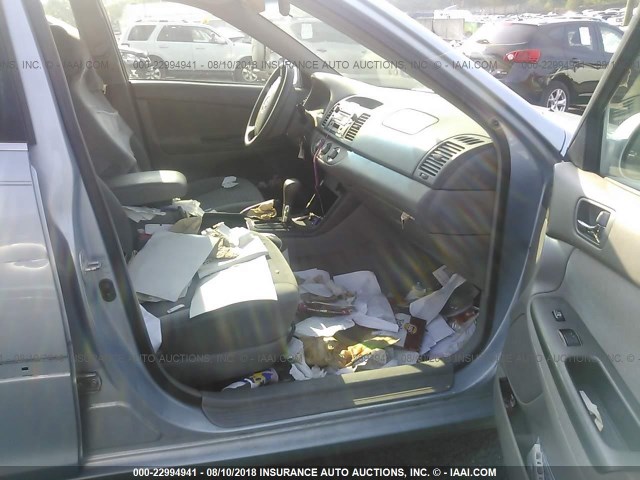4T1BE32K15U557117 - 2005 TOYOTA CAMRY LE/XLE/SE 浅蓝色 照片 5