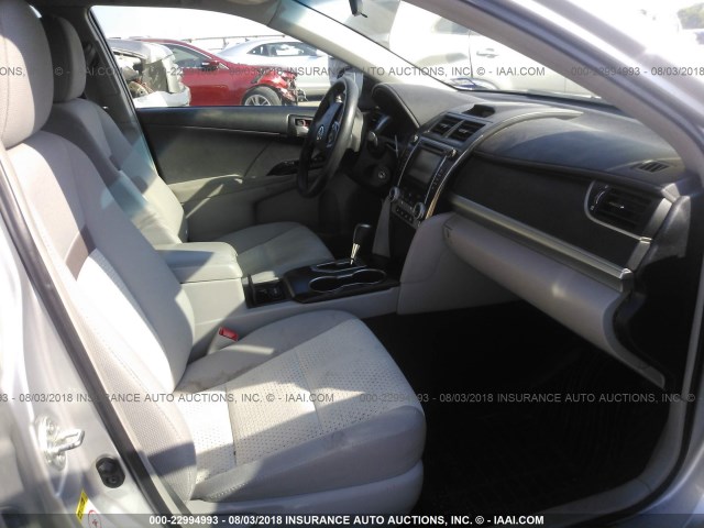 4T1BF1FK9DU694025 - 2013 TOYOTA CAMRY L/SE/LE/XLE 银色 照片 5