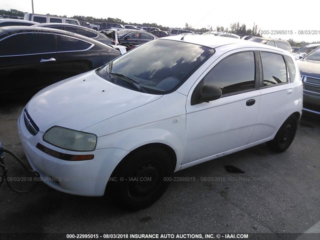 KL1TD62685B477039 - 2005 CHEVROLET AVEO LS WHITE photo 2