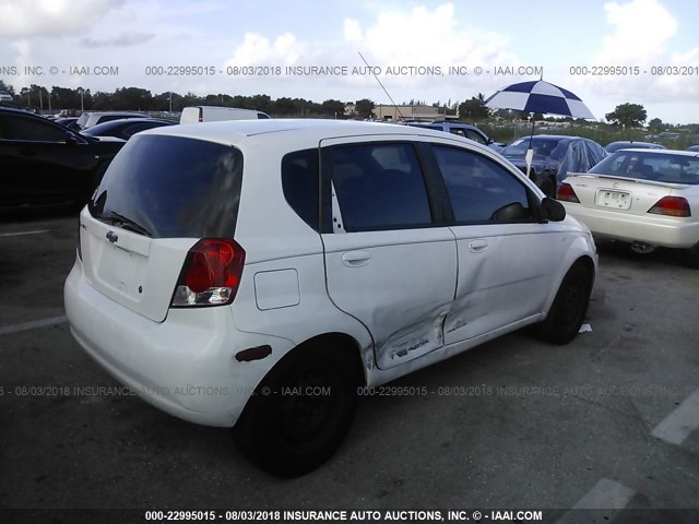 KL1TD62685B477039 - 2005 CHEVROLET AVEO LS WHITE photo 4