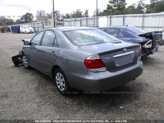 JTDBE32K263058127 - 2006 TOYOTA CAMRY LE/XLE GRAY photo 3