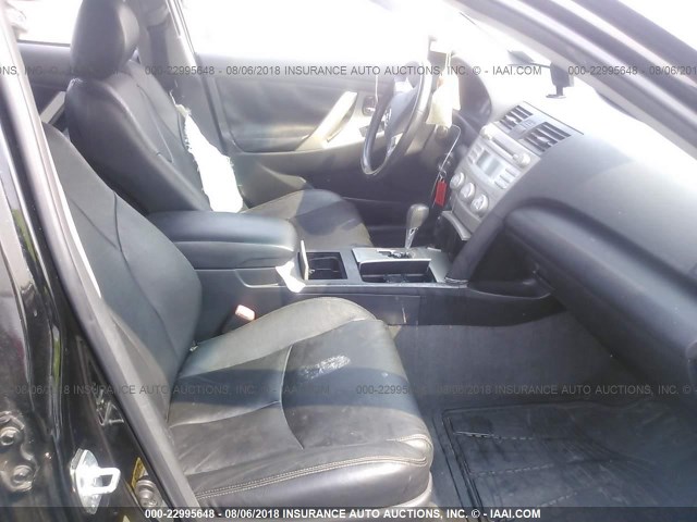 4T1BF3EK4AU050909 - 2010 TOYOTA CAMRY SE/LE/XLE შავი ფოტო 5
