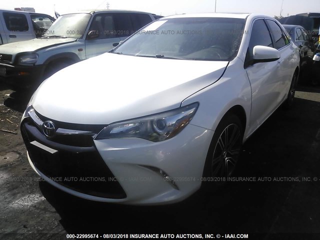 4T1BF1FK4GU507374 - 2016 TOYOTA CAMRY LE/XLE/SE/XSE WHITE photo 2