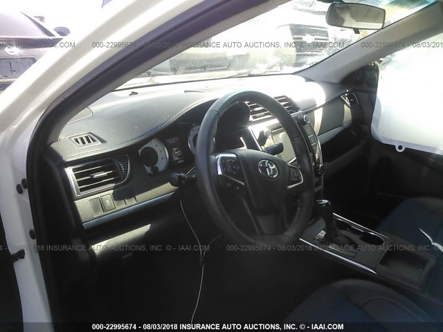 4T1BF1FK4GU507374 - 2016 TOYOTA CAMRY LE/XLE/SE/XSE WHITE photo 5