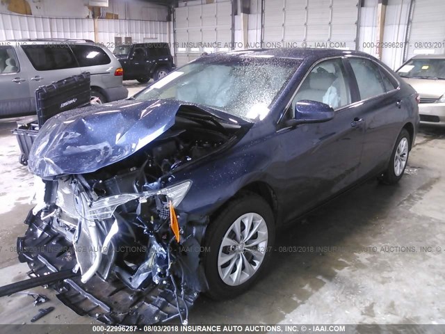 4T4BF1FK2FR461094 - 2015 TOYOTA CAMRY LE/XLE/SE/XSE Dark Blue photo 2