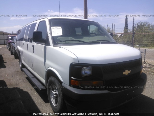 1GAZGNFG4H1101819 - 2017 CHEVROLET EXPRESS G3500 LS WHITE photo 1